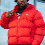 Rood pufferjack met capuchon
