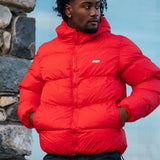 Rood pufferjack met capuchon